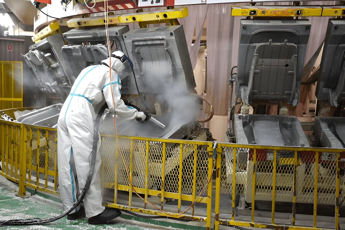 Dry ice cleaning on a production line
