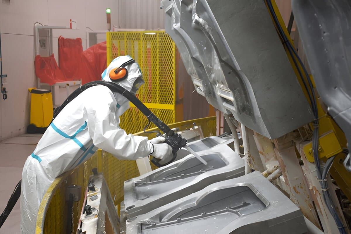 Injection mold cleaning with dry ice